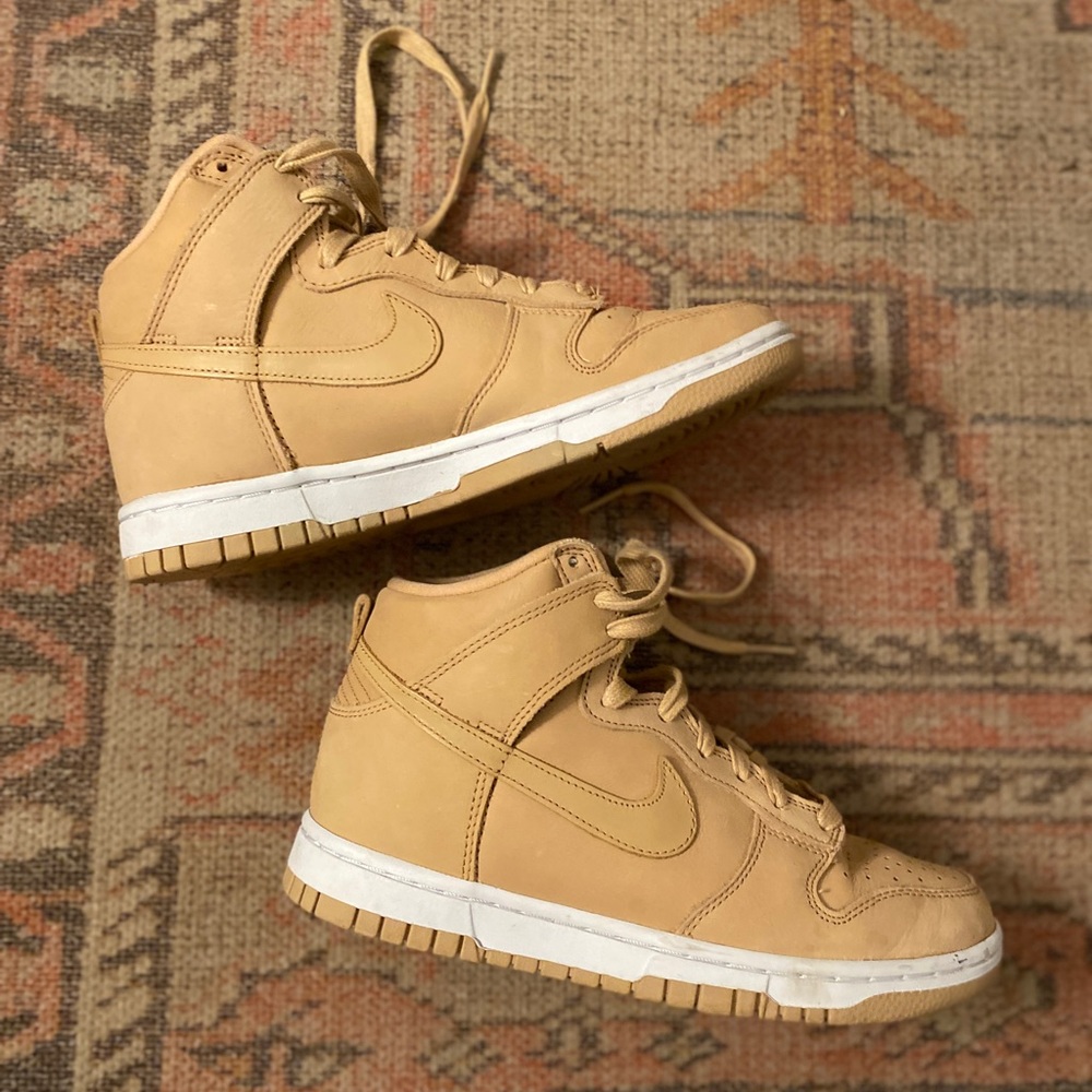 Like New! Women’s Nike Dunks High Tops - 6.5